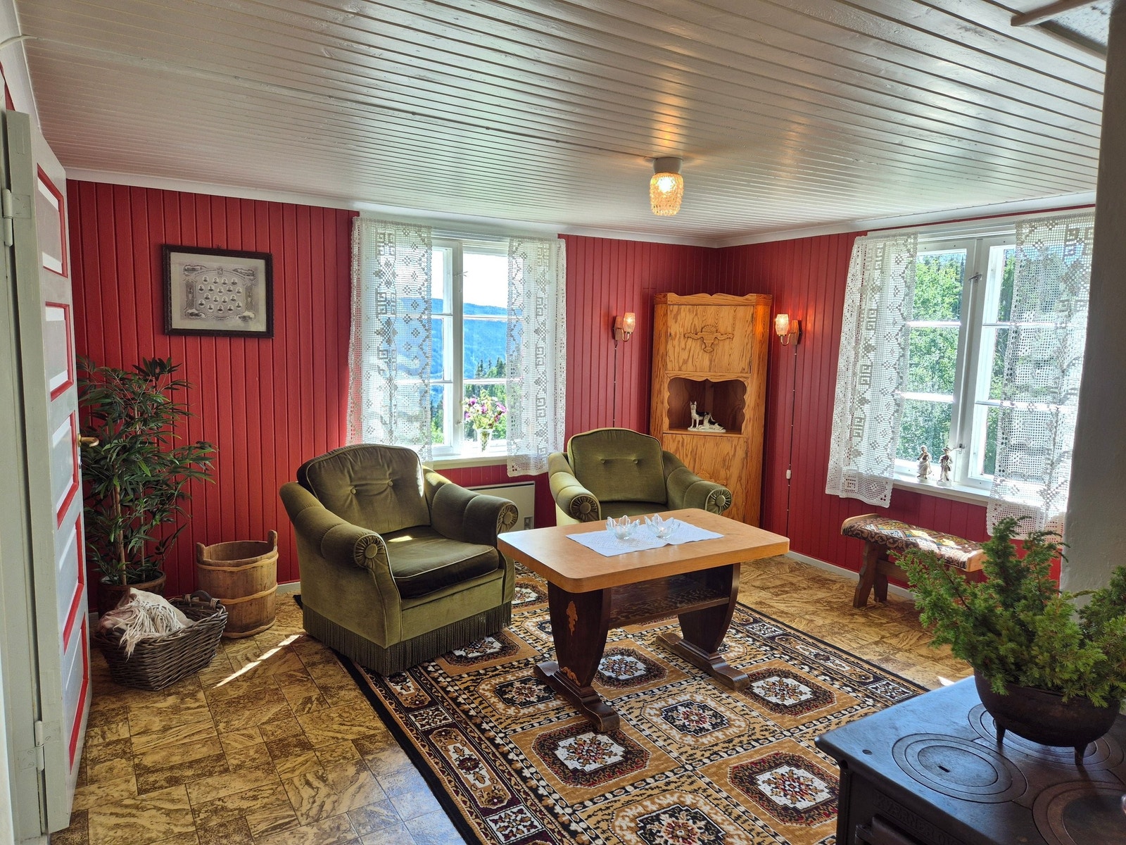 Romslig stue med store vinduer som gir mye lys og flott utsikt. Galleribilde