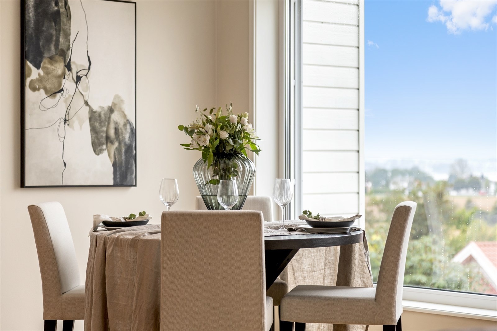 Ved kjøkkenet er det god plass til å ha spisestuebord, så her kan en samle familie og venner til et hyggelig lag. Den vannbårne varmen i alle gulv i leiligheten sørger for deilig "hverdagsluksus". Galleribilde