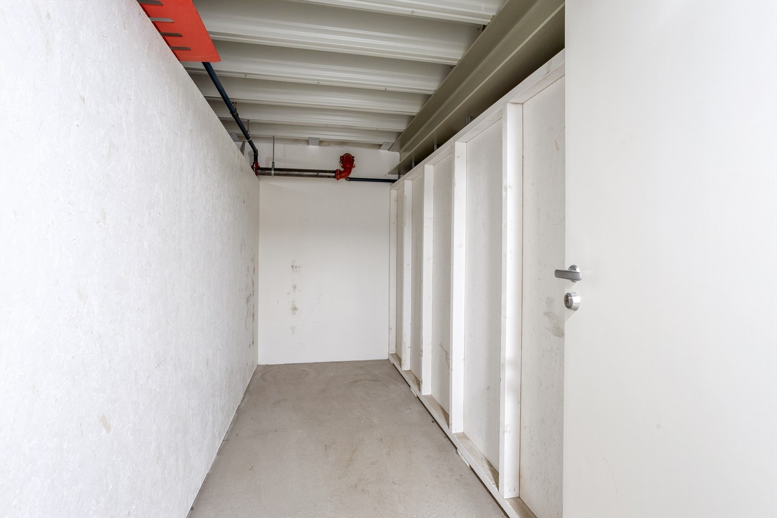 Det medfølger egen sportsbod på ca. 5 m² i byggets underetasje, på samme etasjeplan som parkeringsanlegget som er dedikert til leilighetene i sameiet. Galleribilde