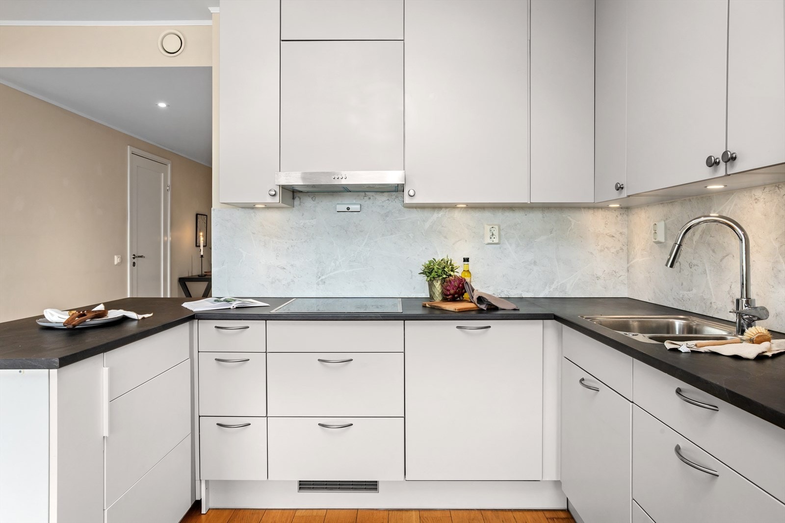 Den praktiske og tilbygde integrerte kjøkkenøyen ytterst i rommet er også nytt fra samme år - dette gir kjøkkenenet ekstra god benke-/arbeidsplass og ikke minst ektra skapplass. Galleribilde