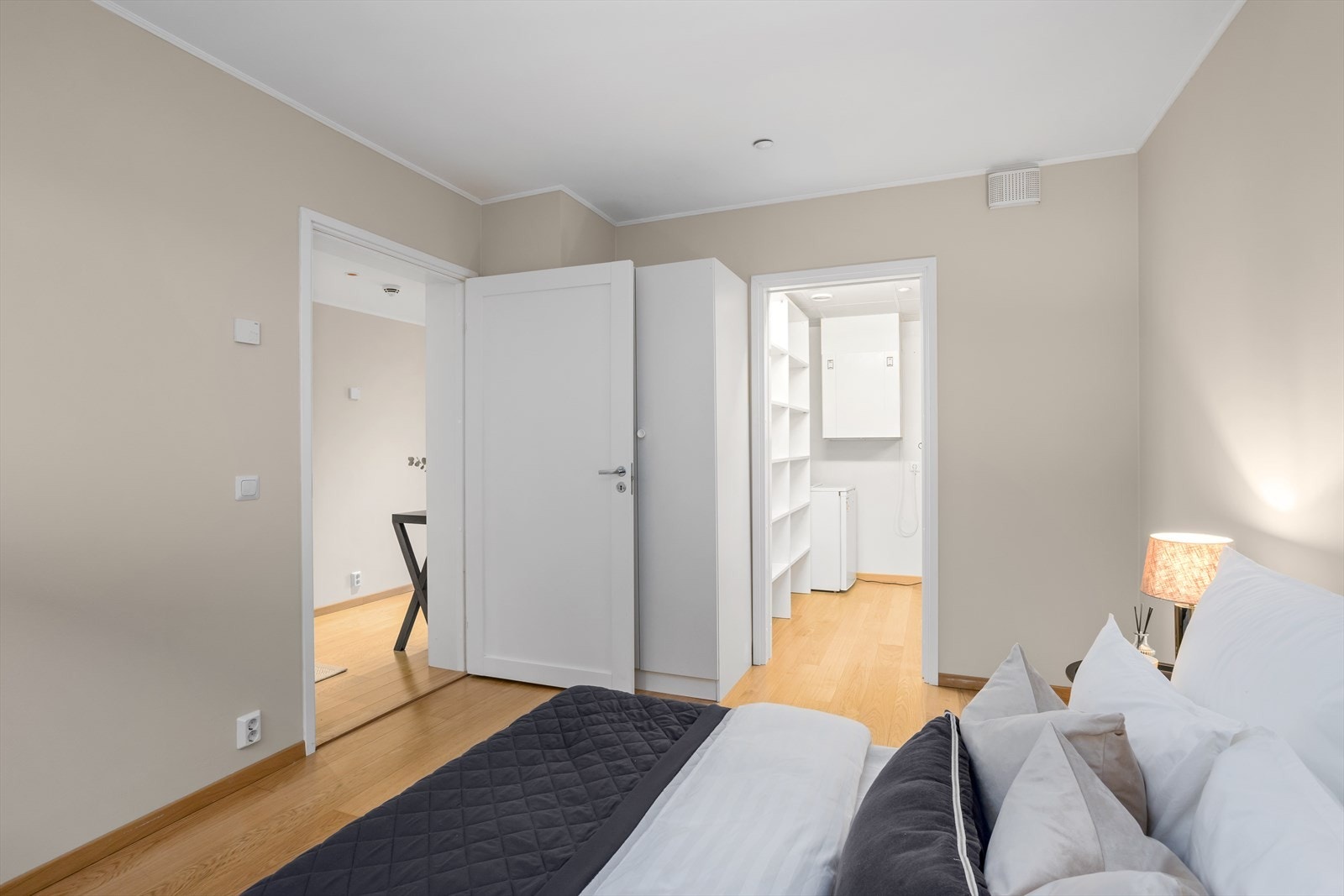 Hovedsoverommet byr også på en flott løsning med skyvedør som leder inn til tilknyttet walk-in garderobe, et rom som eventuelt kan benyttes som innerbod i tilllegg til boden i underetasjen. Galleribilde