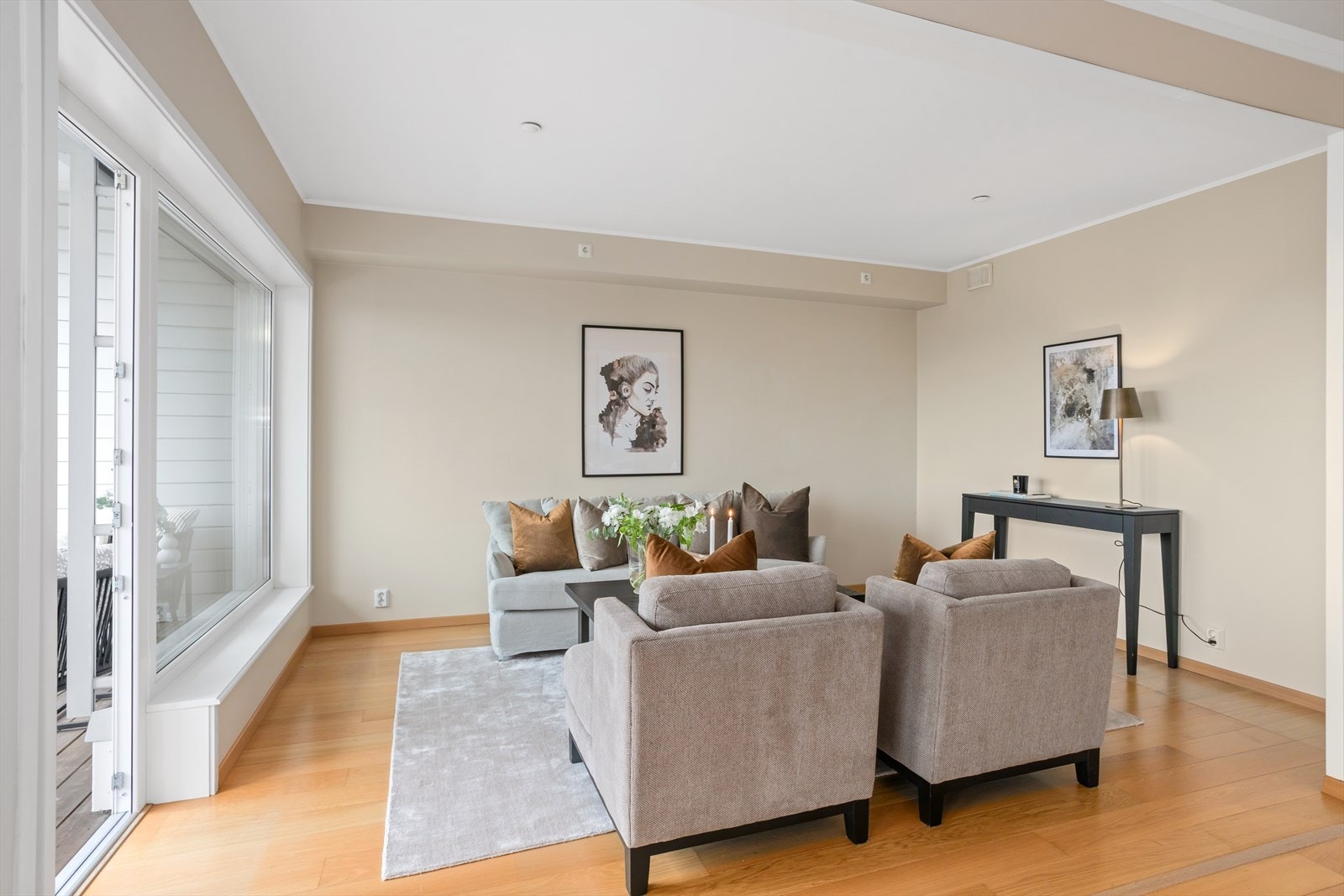 Et vakkert gulv gir et ekstra pent inntrykk. I alle rom er det en-stavs eikeparkett som er både klassiske, solide og moderne - et gulv vi er sikre på at du vil bli glad i og som vil begeistre deg og dine gjester. Galleribilde