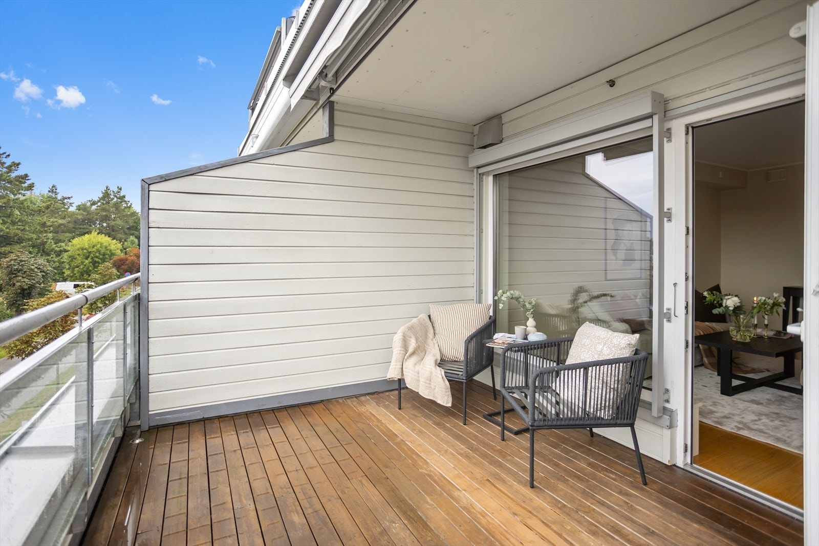 Dette flotte og skjermede uterommet blir med sin utforming, plassering og ikke minst sin fine størrelse nærmest som en "ekstra" stue deler året. Her bys det på god plass til soner for utemøbler samt område for utekjøkken med grilling. Galleribilde