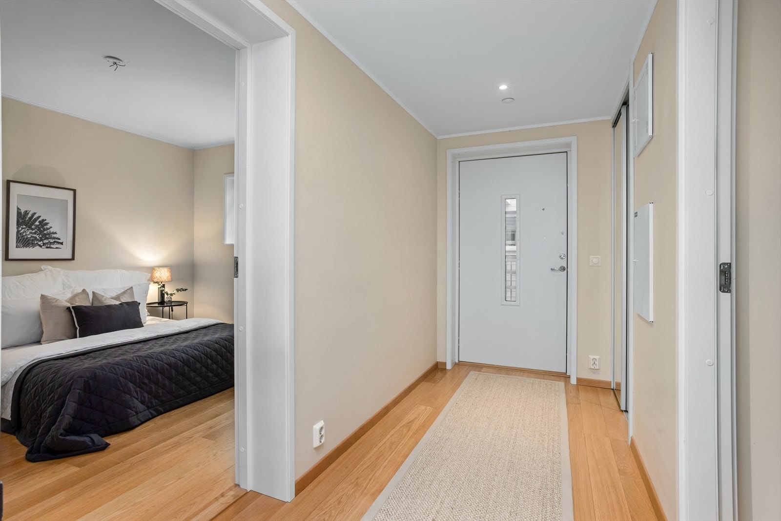 Med løsning med alt på ett plan, ca. 84 m² innvendig areal (BRA-i) og solfylt terrasse mot vest, skjønner man raskt at dette er en sjelden anledning. På terrassen kan man nyte lange soldager og ikke minst svært sen kveldssol i sommerhalvåret. Galleribilde