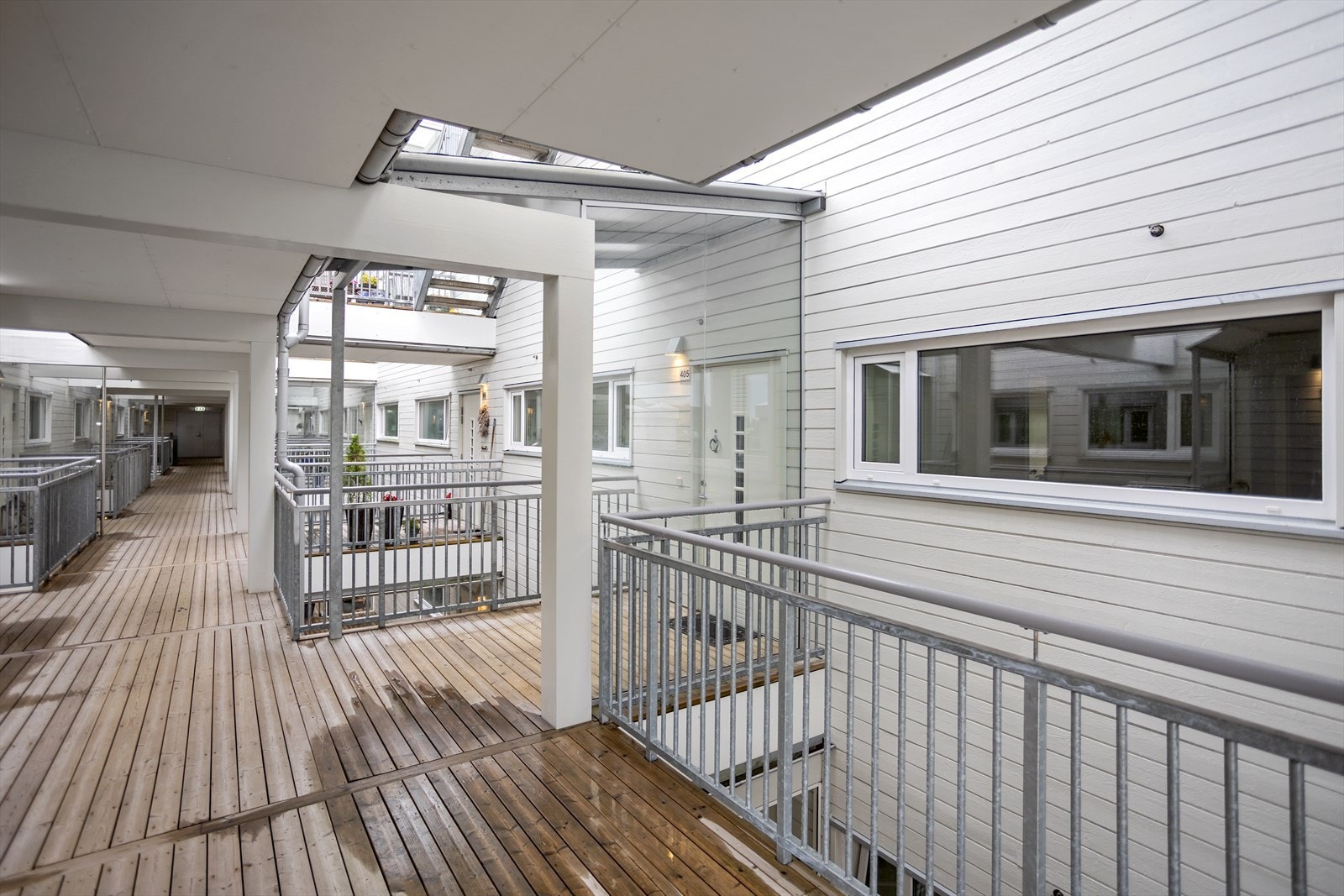 Etter å ha tatt heis til 4. etasje er det innvendig gang hvor det er heis til respektive boligetasjer via dets svalganger/atriumsgater. Galleribilde