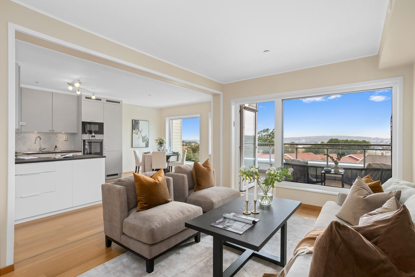 Leiligheten har en svært solrik og gunstig beliggenhet i byggets 4. etasje. Galleribilde