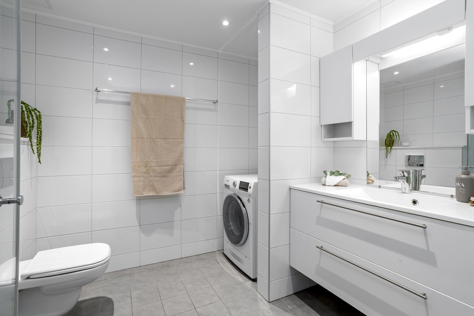 Det bys på to flislagte bad, begge med inngang fra en lys og innholdsrik entre/gang med innfelt skyvedørsgarderobe. Begge baderommene er innredet med blant annet både dusj og toalett. Galleribilde