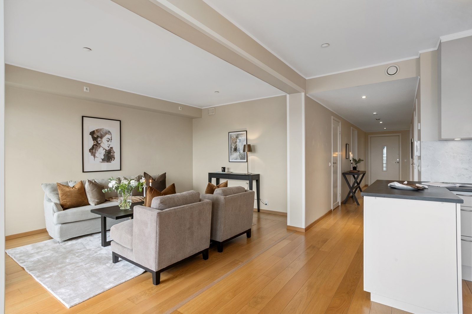 Det er også rikelig med elektrisk punkt i overgang innervegg/himling for montering av taklamper hvis ønskelig. Disse elektriske punktene er knyttet mot allerede monterte veggbrytere. Galleribilde