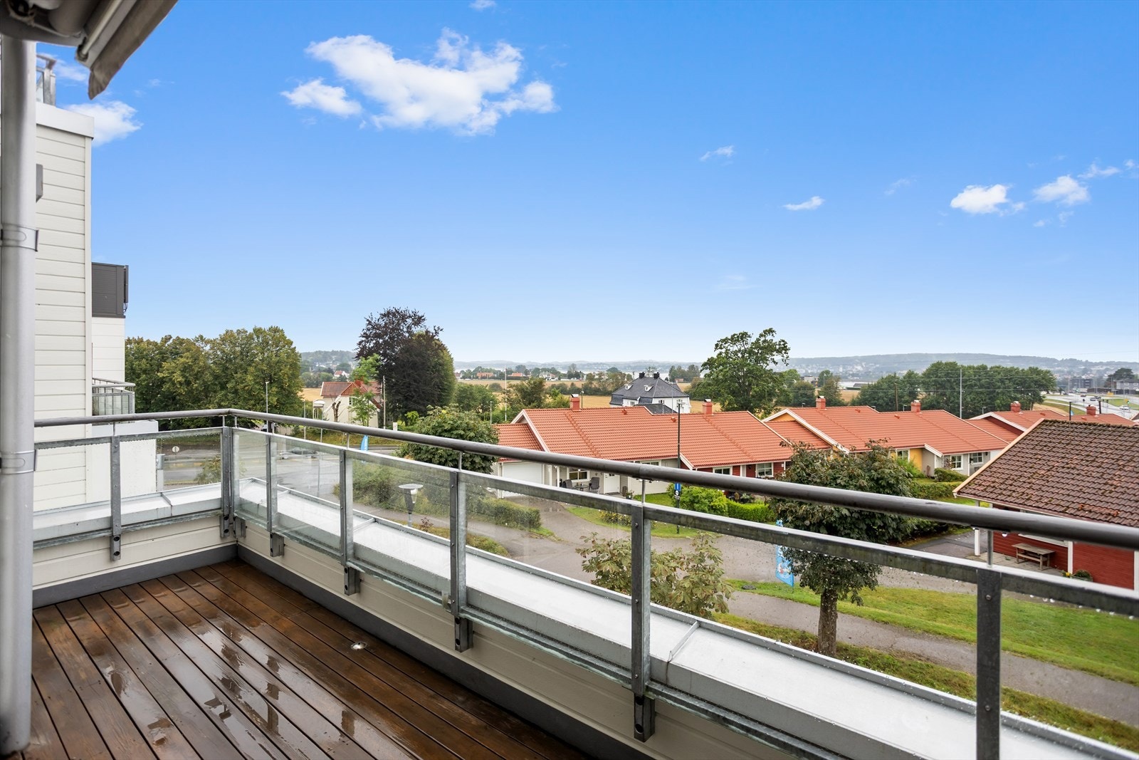 Utsikten er mot Tønsberg by og inkluderer også sjøen ved Presterødkilen/Træla. Galleribilde