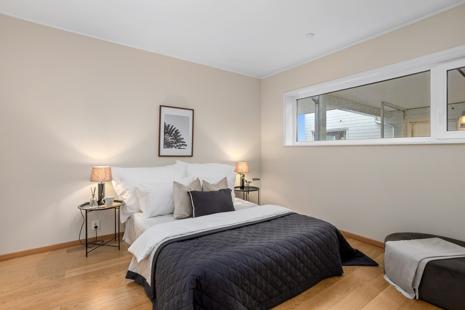 I begge leilighetens soverom er det som ellers i leiligheten vannbåren gulvvarme. Tøflene du tidligere hadde ved siden av sengen kan nå "pensjoneres". Galleribilde