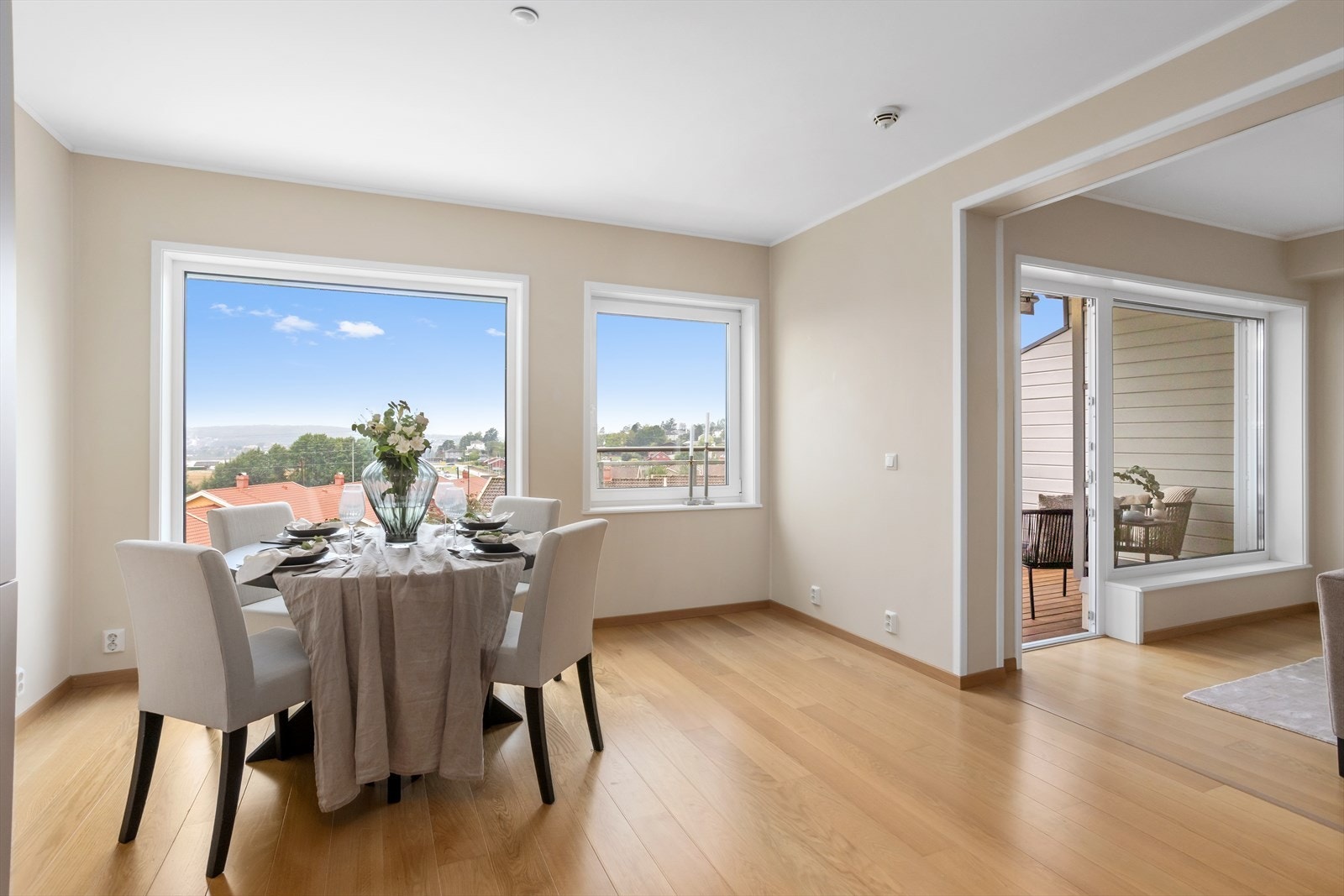 STUE-/SPISESTUE med store og dype vindusflater og utgang til leilighetens VESTVENDTE TERRASSE. Galleribilde