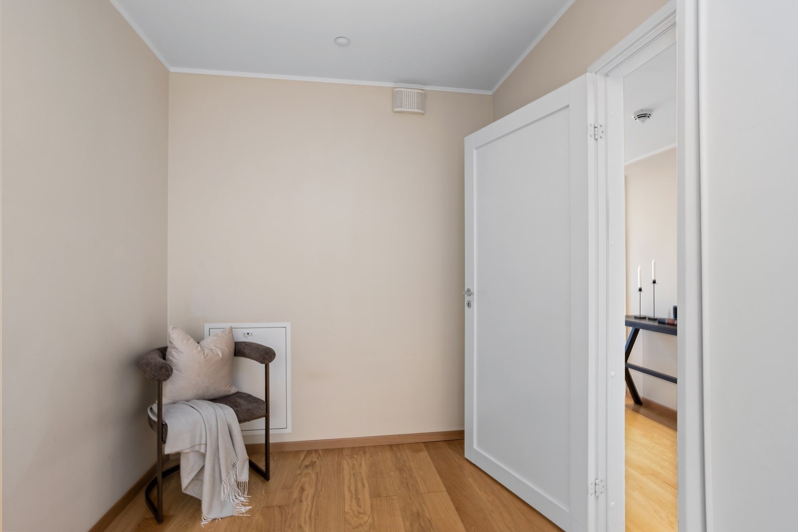 To-dørs skyvedørsgarderobe sørger for en fin gardrobeløsning i rommet. Også i dette rommet er vinduet trukket godt opp på ytterveggen i øst. Galleribilde