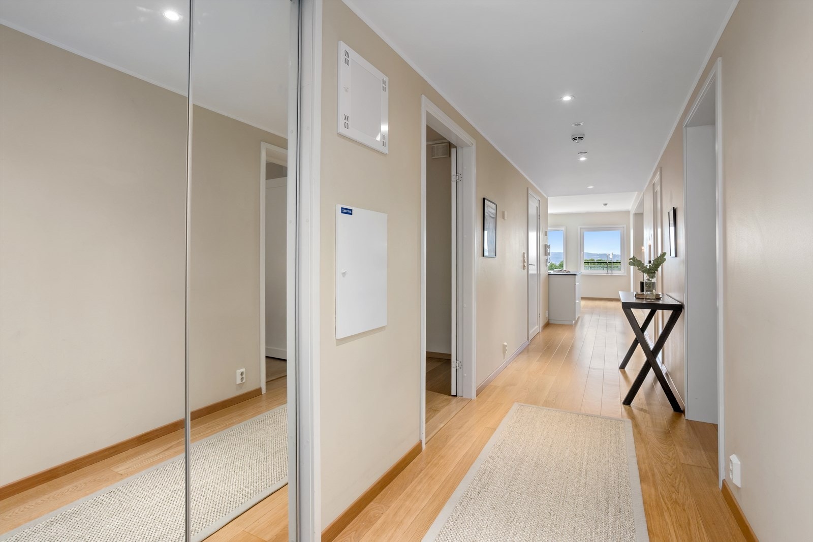 Etter å ha kommet seg opp til byggets 4. etasje via heis eller trapp, valget er ditt, går man ut på et privat atrium for beboerne. Ved leilighetens inngangsparti er det takoverbygg som gir god skjerming. Galleribilde