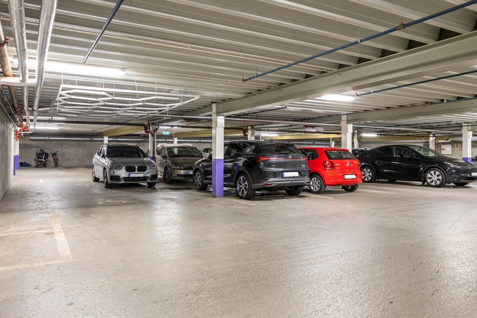 Parkering i byggets parkeringshus hvor leiligheten disponerer 1 stk. garasjeplass. Galleribilde