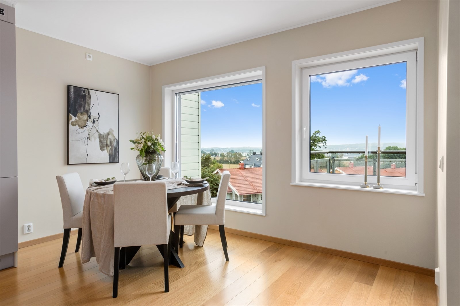 Fra kjøkkenet har man fin nærkontakt med terrassen. De store vinduene i vest slipper inn dagslyset til både innredning og den naturlige plassen for spisebord/spisestuemøblement. Galleribilde