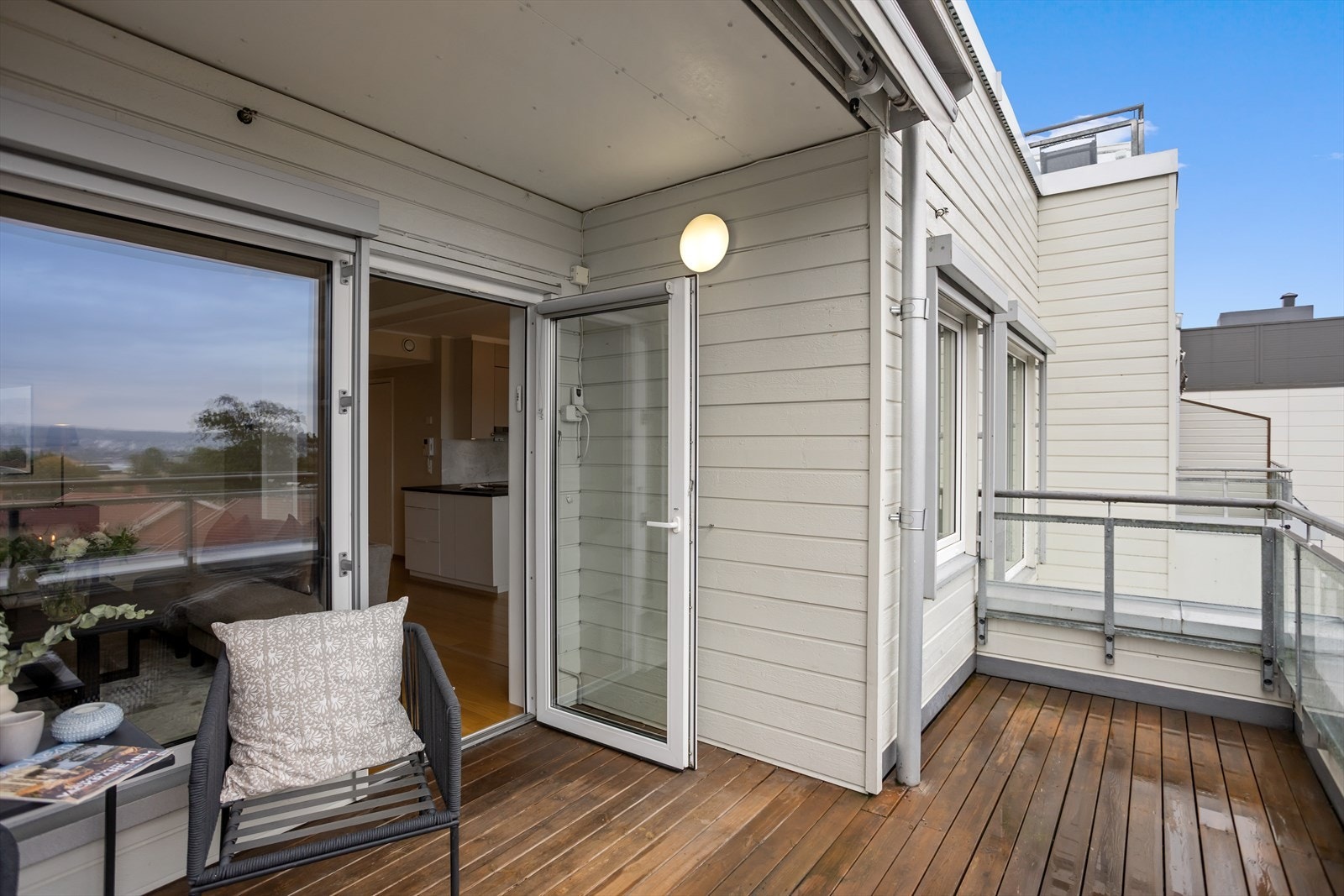 Leiligheten har en flott terrasse ca. 11 m² hvor man kan nyte flott utsikt og soldager til sent på kvelden i sommerhalvåret! Galleribilde