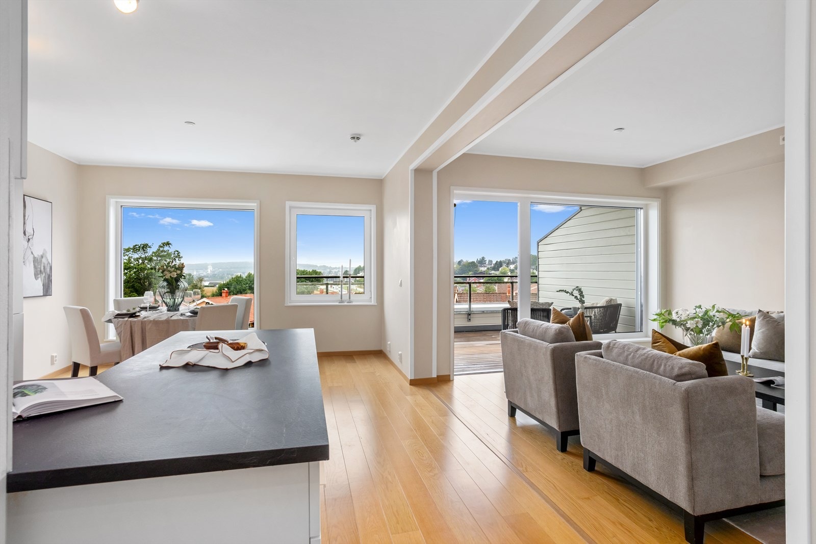 Leiligheten ligger suverent i dette populære terrasseleilighetskomplekset fra 2016. Man bor direkte tilknytning til Olsrød park med diverse forretninger og servicetilbud i bygget. Galleribilde