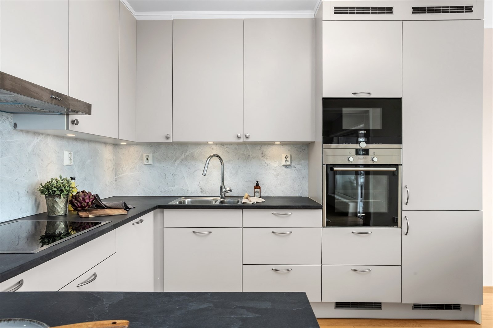 Ved innredning av rommet er det lagt vekt på detaljer som gir et gjennomtenkt preg, som blant annet takhøye overskap, i all vesentlighet bruk av praktiske kolonialskuffer blant underskapene. Galleribilde