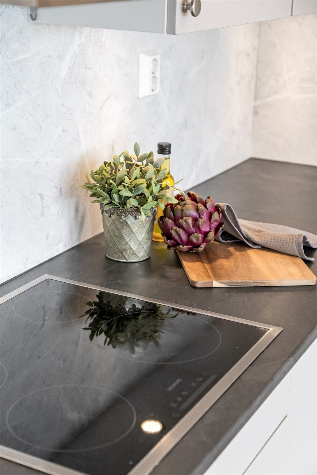 Kjøkkenet har også god belysning. Innfelte spotlights (LED) under overskapene gir god belysning til benkeplatene, og det er integrert LED-lys i de av overskapene som har glassdører. Galleribilde