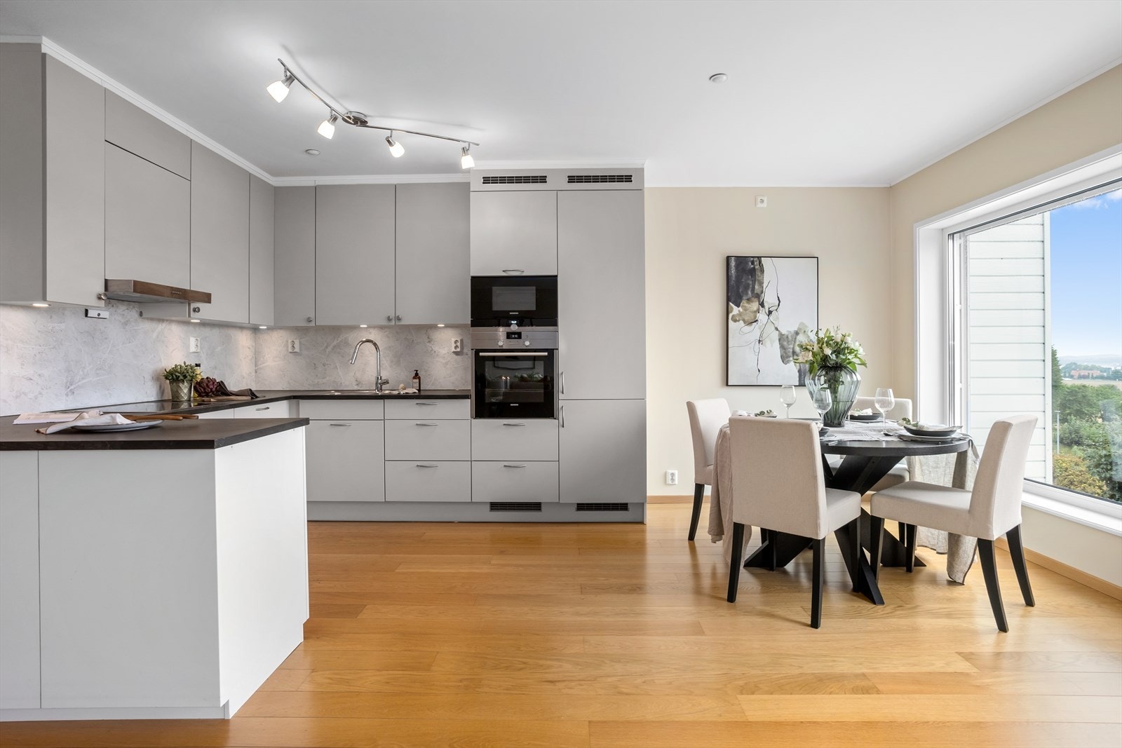 Leiligheten er innredet med et moderne, men likevel klassisk og stilrent kjøkken med blant annet hvitevarer av god kvalitet. Alt av kjøkkenfronter er nye fra 2022. Galleribilde