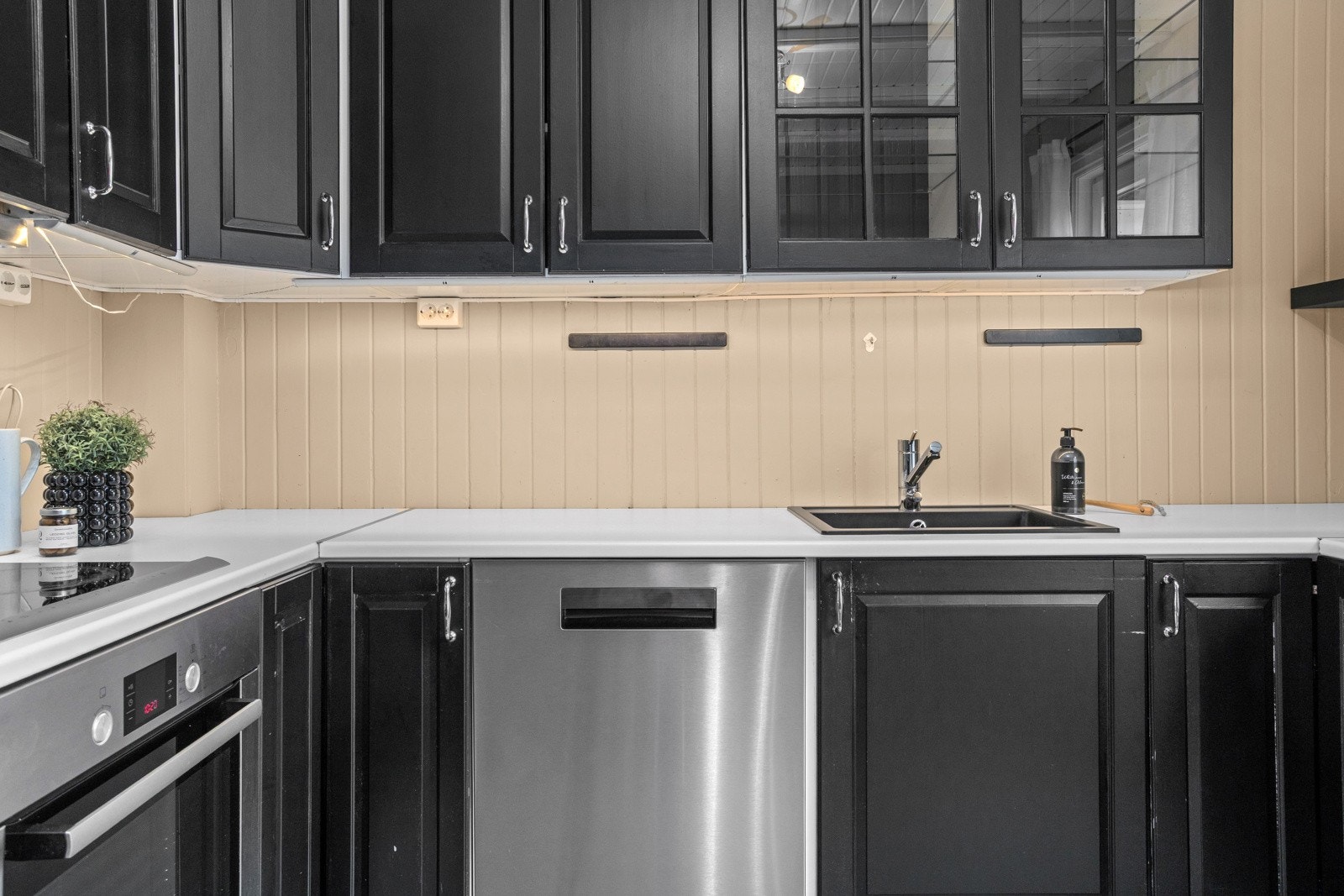 Kjøkkenet har god lagringsplass i skap og skuffer. Galleribilde