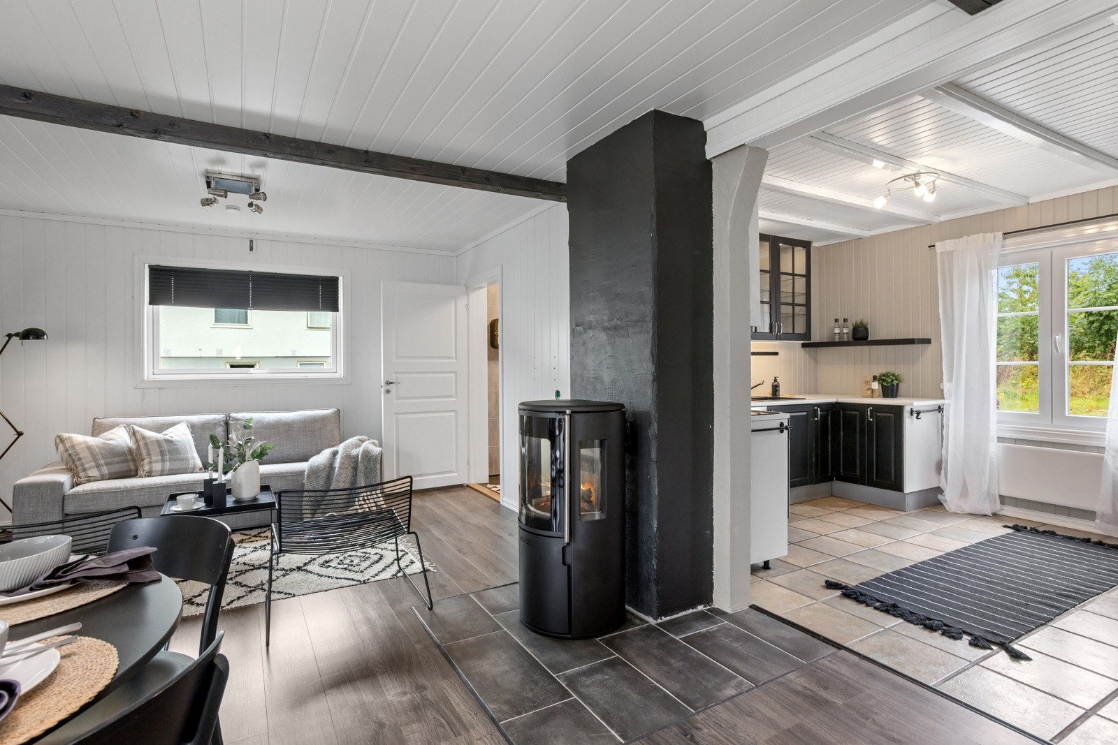 I 1. etasje er det stue og kjøkken i åpen løsning. Galleribilde