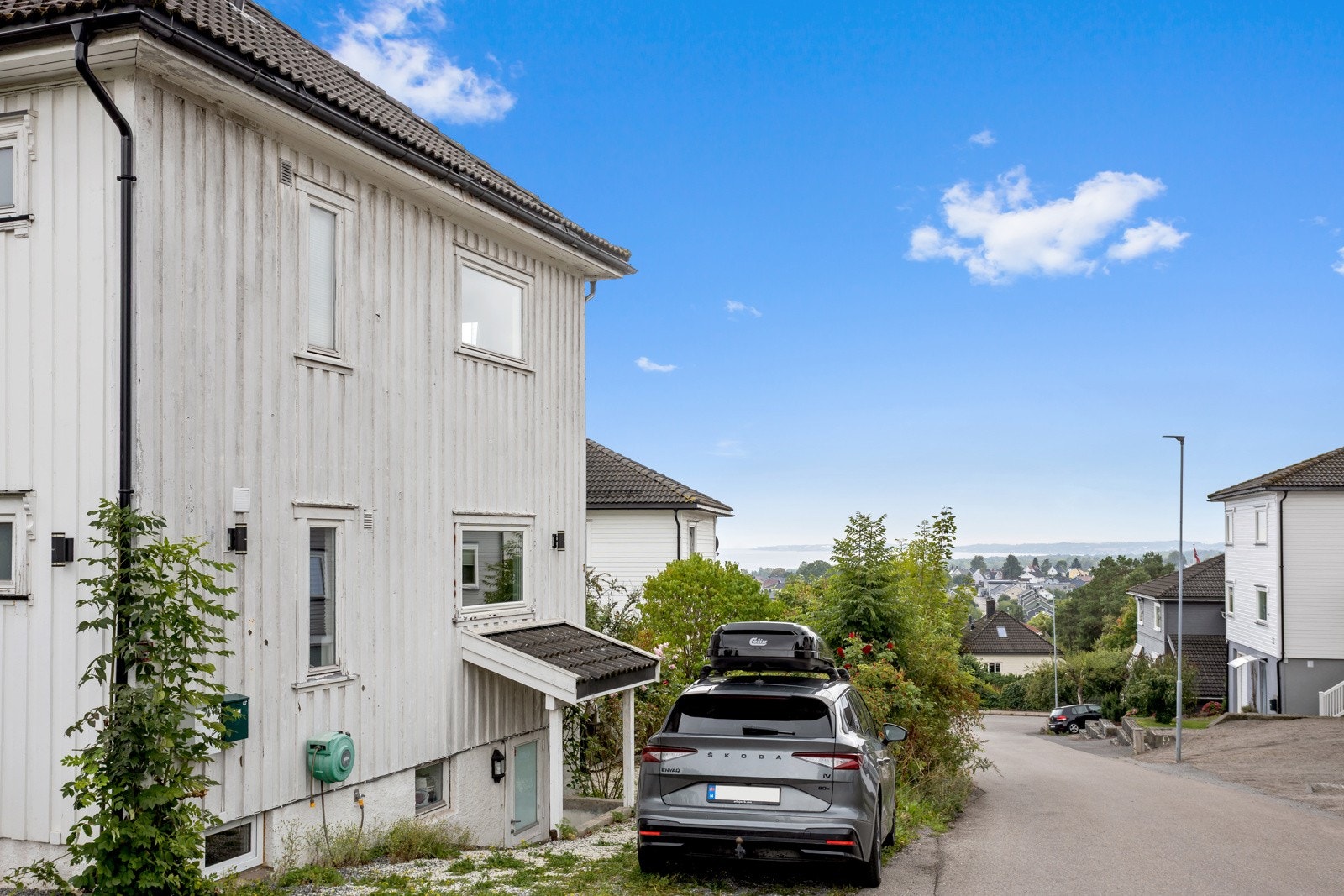 P-plass ved husveggen, elbillader er installert. Galleribilde