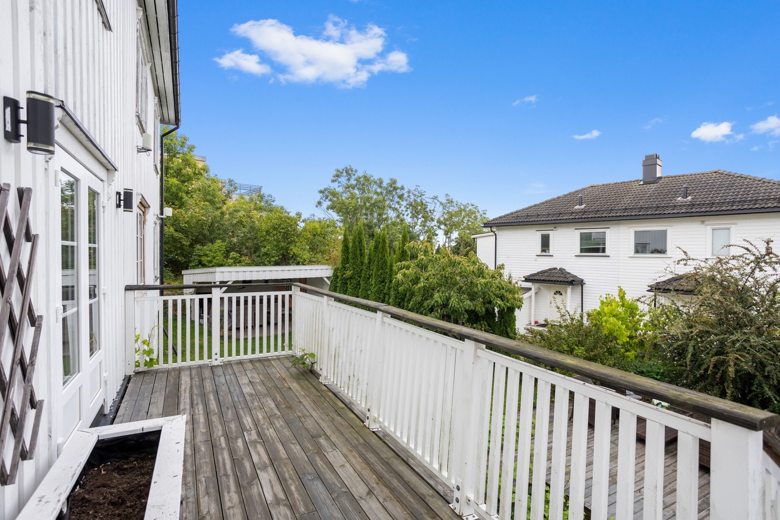 Det er tofløyet dør fra stuen ute til sydvendt veranda på ca. 12 kvm. Galleribilde