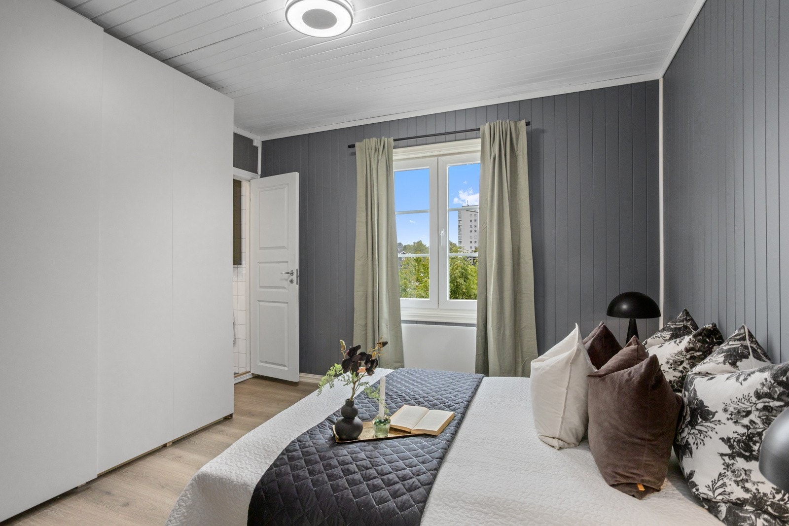 Skyvedørsgarderobe medfølger. Galleribilde