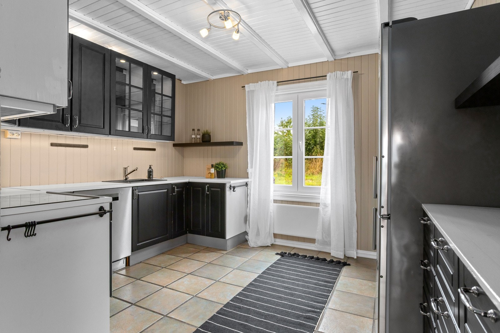 Romslig kjøkken i åpen løsning til stuen. Galleribilde