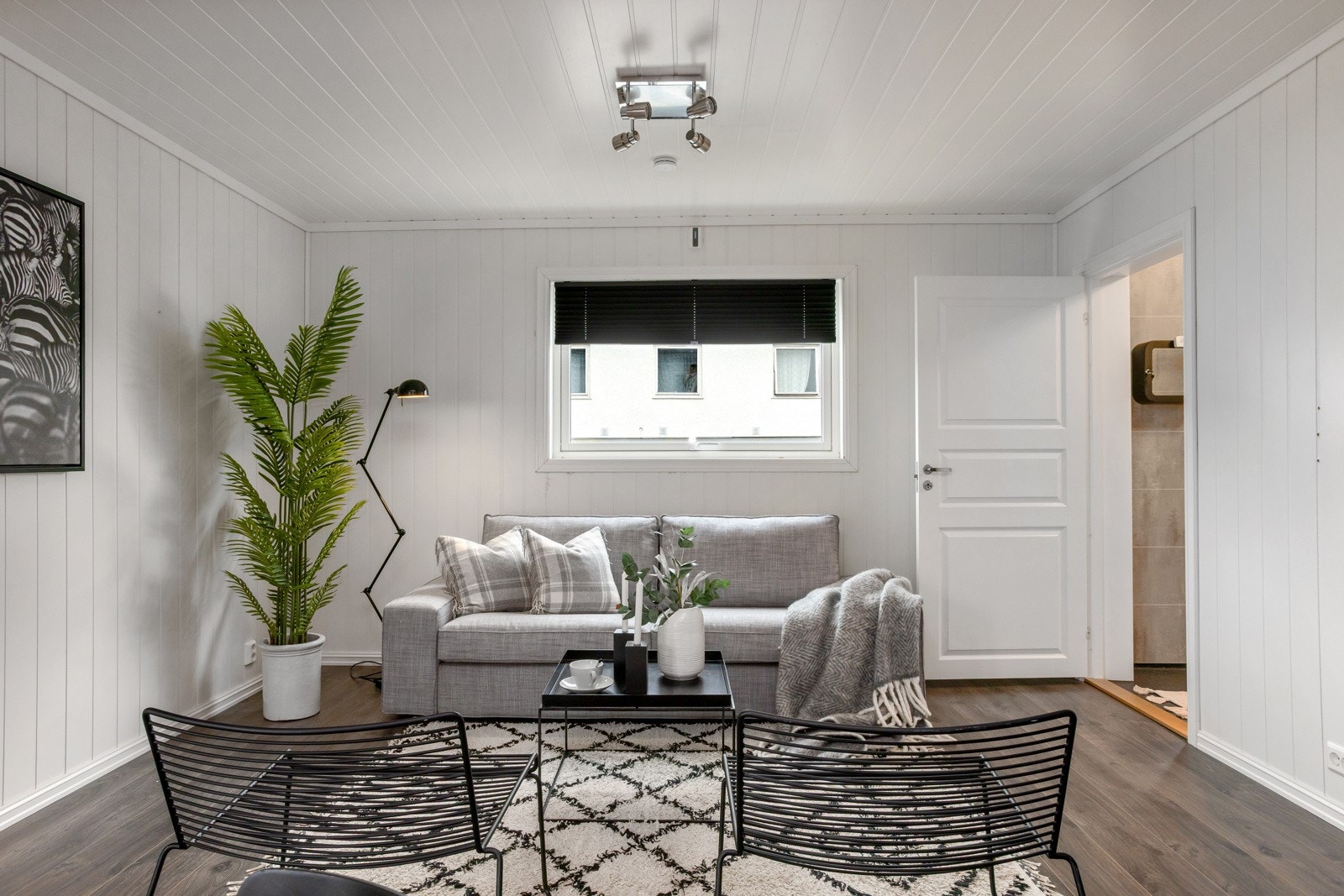 Stor og hyggelig halvpart tomannsbolig fordelt på 2 plan + loft og kjeller. Galleribilde