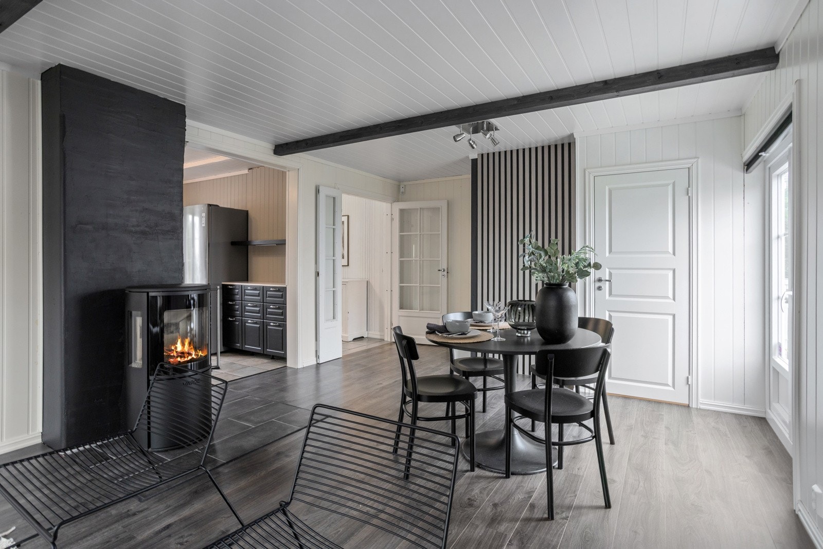 Det er plass til sofa og spisebord. Galleribilde