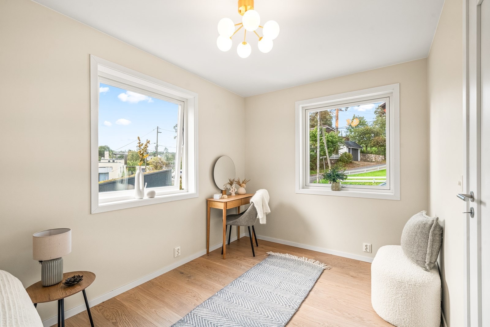 Rommet har en behagelig form og mye lysinnslipp. Galleribilde