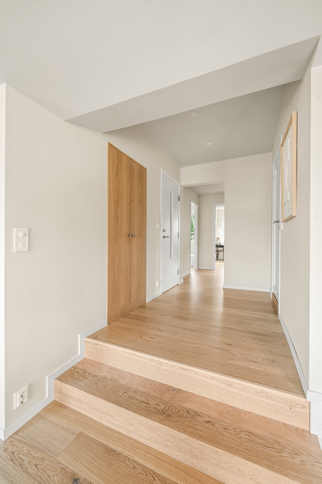 Det er et elegant og innebygd garderobeskap i gangen med plass til yttertøy og sko. Galleribilde