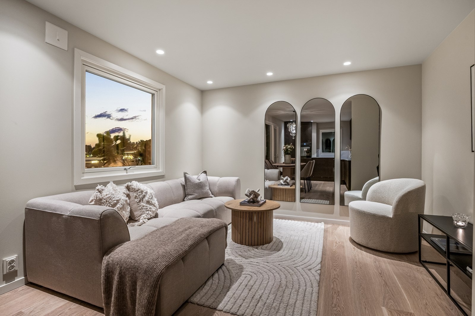 Lekre kombinasjoner av materialvalg og farger skaper et rom fylt av eleganse. Galleribilde