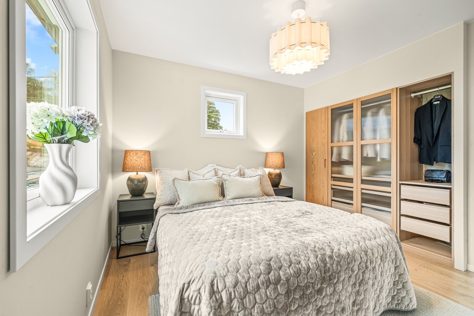 Luftig soverom med god plass til dobbeltseng, nattbord og medfølgende garderobeløsning. Galleribilde