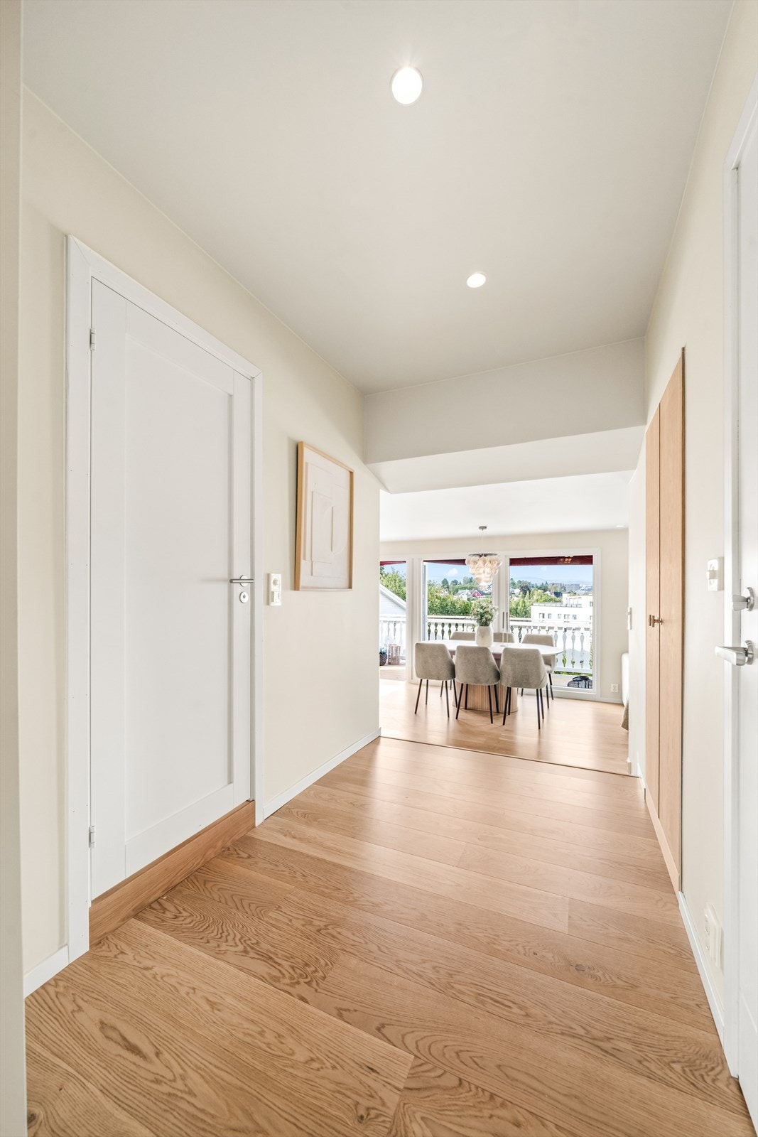 Entréen er romslig og lys med parkett på gulvet og malte flater på veggene. Galleribilde