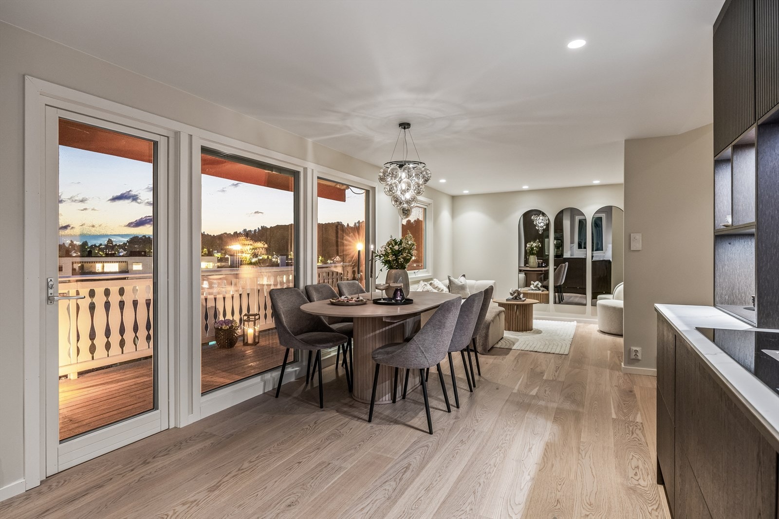 De store vindusflatene og balkongdøren slipper inn mye lys og gjør at du får nyte den flotte utsikten fra både kjøkkenet og stuen. Galleribilde