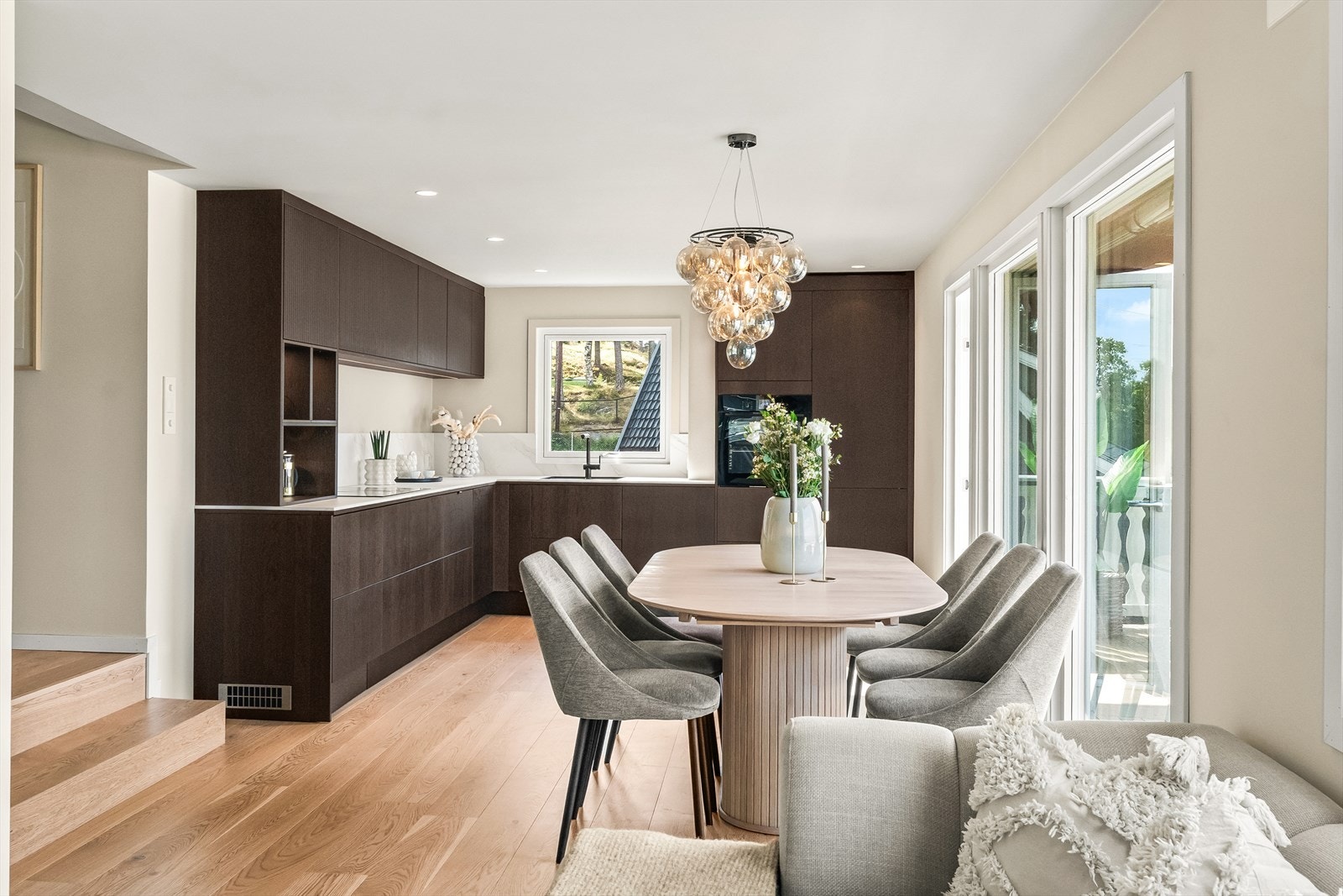 I forlengelsen av kjøkkenet finner du plass til et stort spisebord som er limet mellom kjøkkenet og stuen. Galleribilde