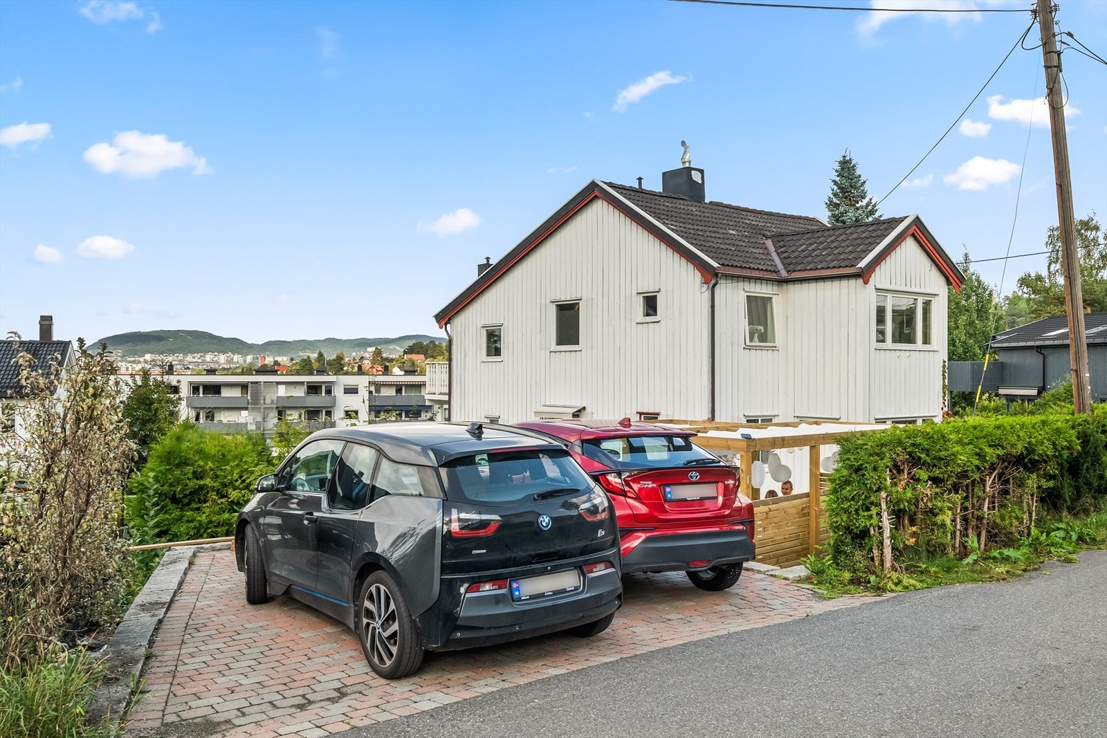 Det medfølger en parkeringsplass (til venstre), samt plass for gjester på fellestomt og langs veien. Galleribilde