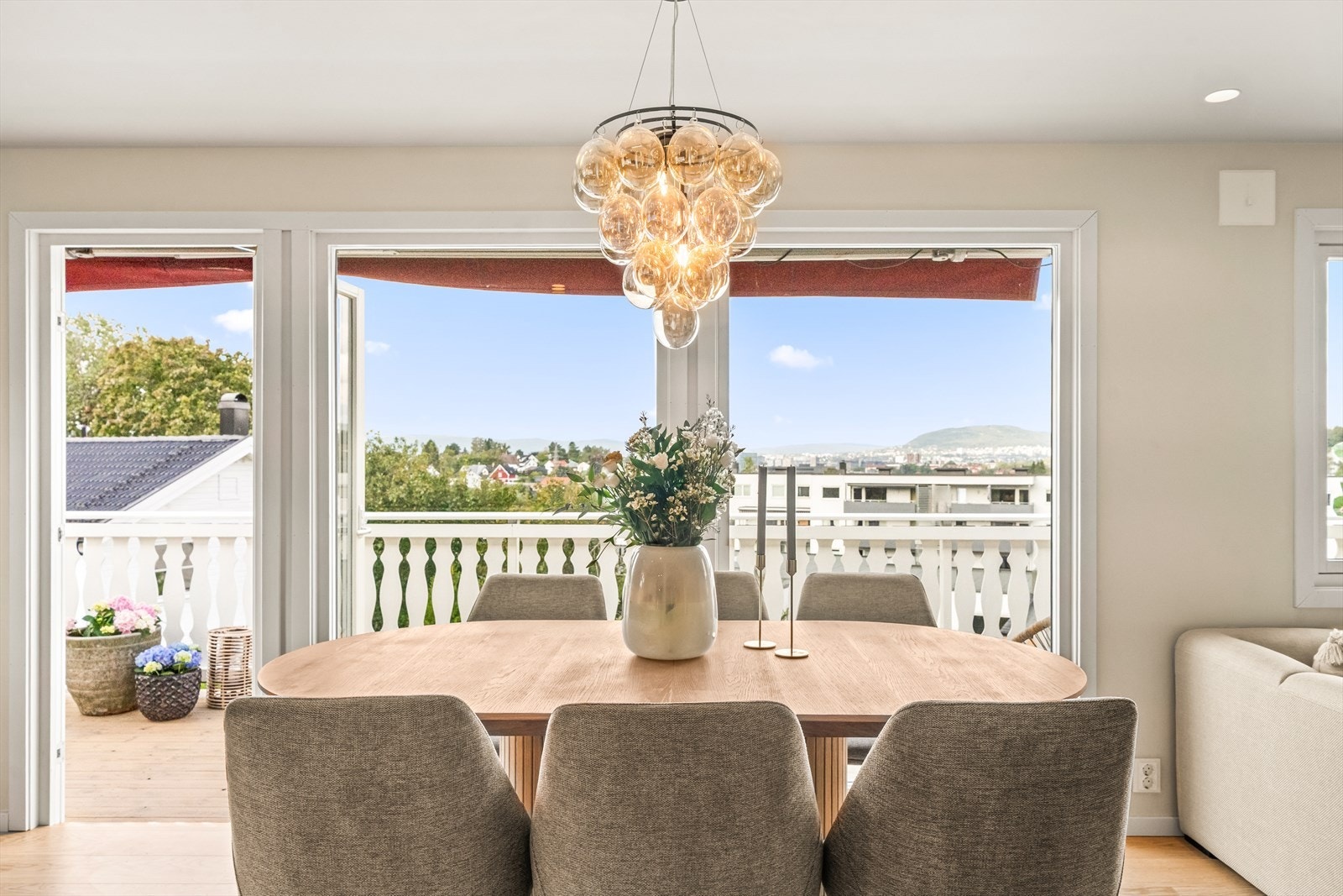 Fra kjøkkenet har du direkte tilgang til balkongen på ca. 16 kvm. Galleribilde