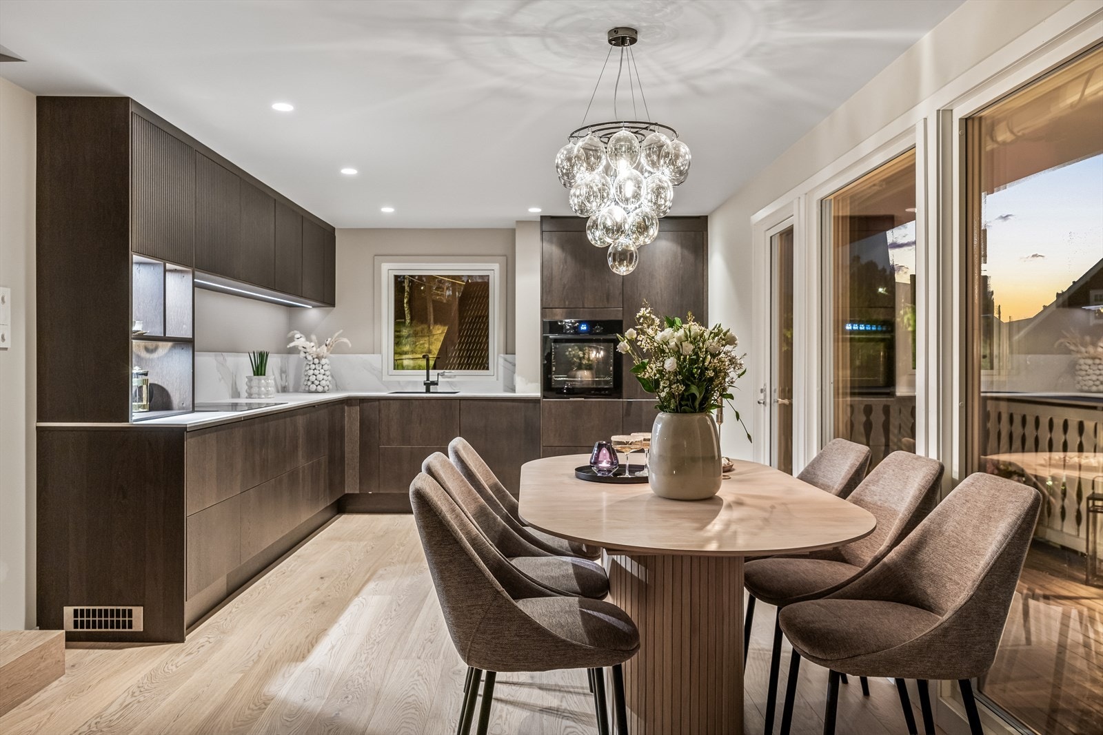 I forlengelsen av kjøkkenet finner du plass til et stort spisebord som er limët mellom kjøkkenet og stuen. Galleribilde