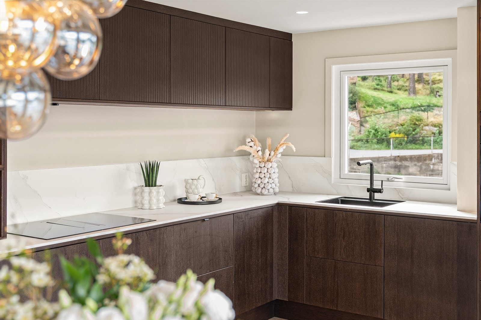 Stilfulle detaljer. Kjøkkenet ble også helt nytt i 2025 og fremstår moderne og funksjonelt med innredning med glatte fronter og benkeplate i slitesterk laminat. Galleribilde