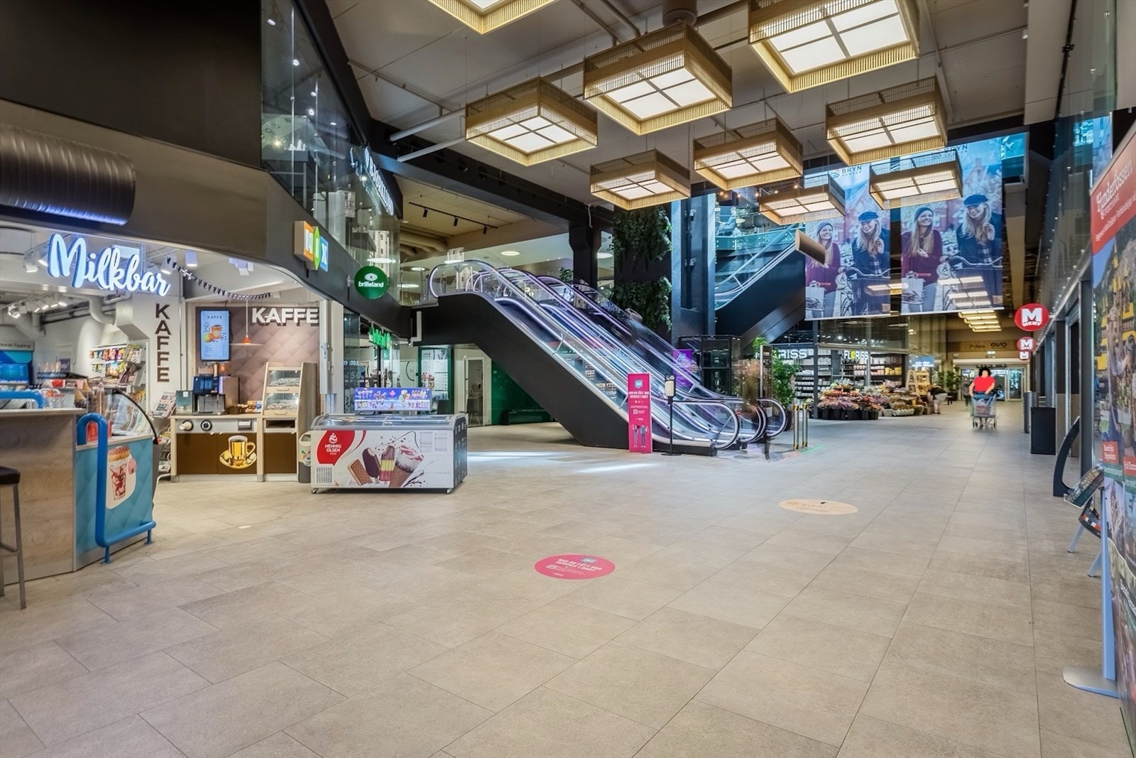 Store kjøpesentre som Bryn Senter (bilde), Tveita, Bøler og Manglerud i nærområde. Galleribilde