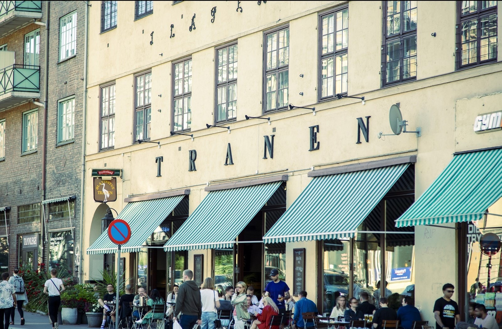Koselige kafeer og restauranter ligger rett rundt hjørnet, inkludert Tranen på Kiellands plass, kjent for sitt imponerende vinkart og en av byens beste pizzaer. Galleribilde