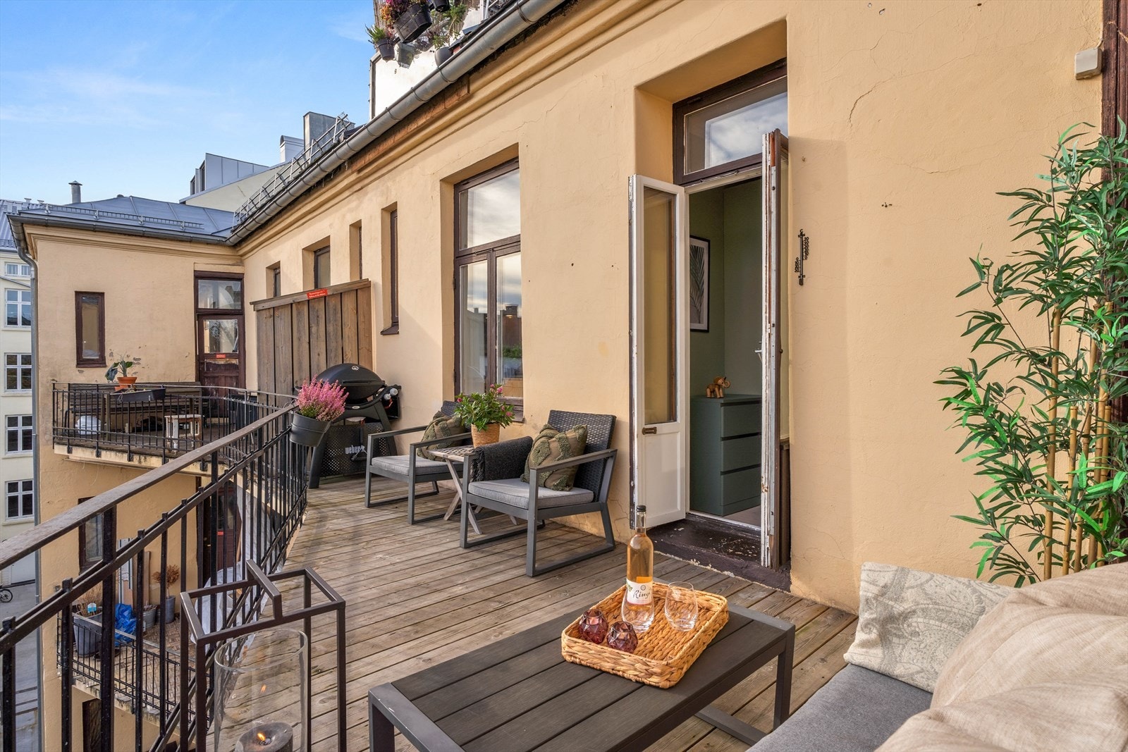 I vår- og sommerhalvåret blir balkongen en naturlig forlengelse av rommet, perfekt for hyggelige stunder med familie og venner. Galleribilde