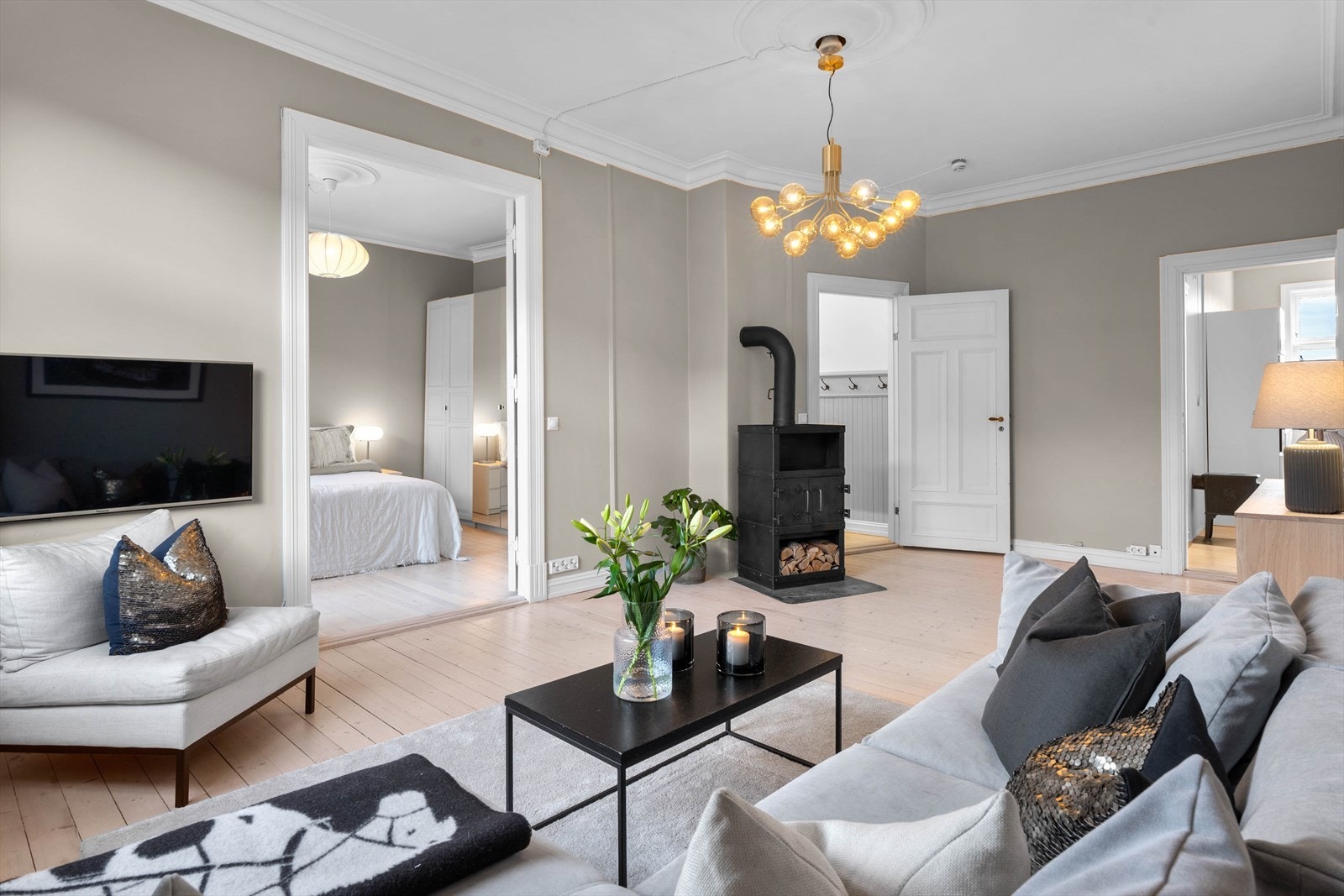 Fra stuen åpner doble fløydører inn til et hovedsoverom. Galleribilde
