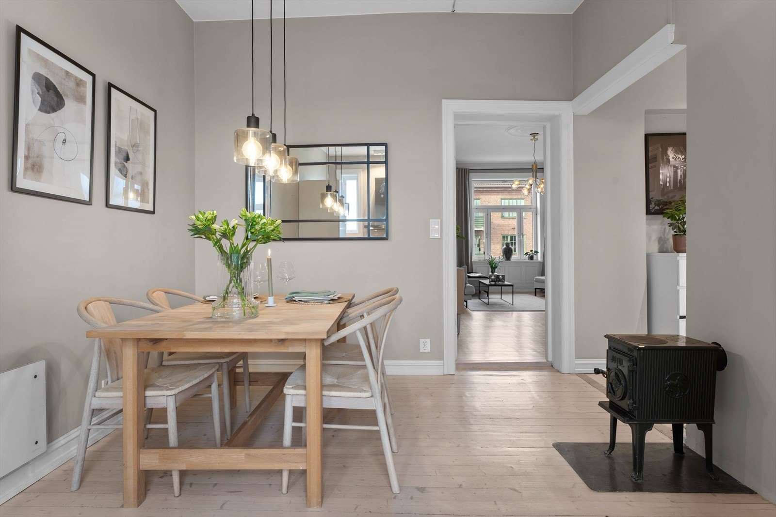 Kjøkkenet tilbyr rikelig plass til et stort spisebord, perfekt for både hverdagsmåltider og sosiale sammenkomster. Galleribilde