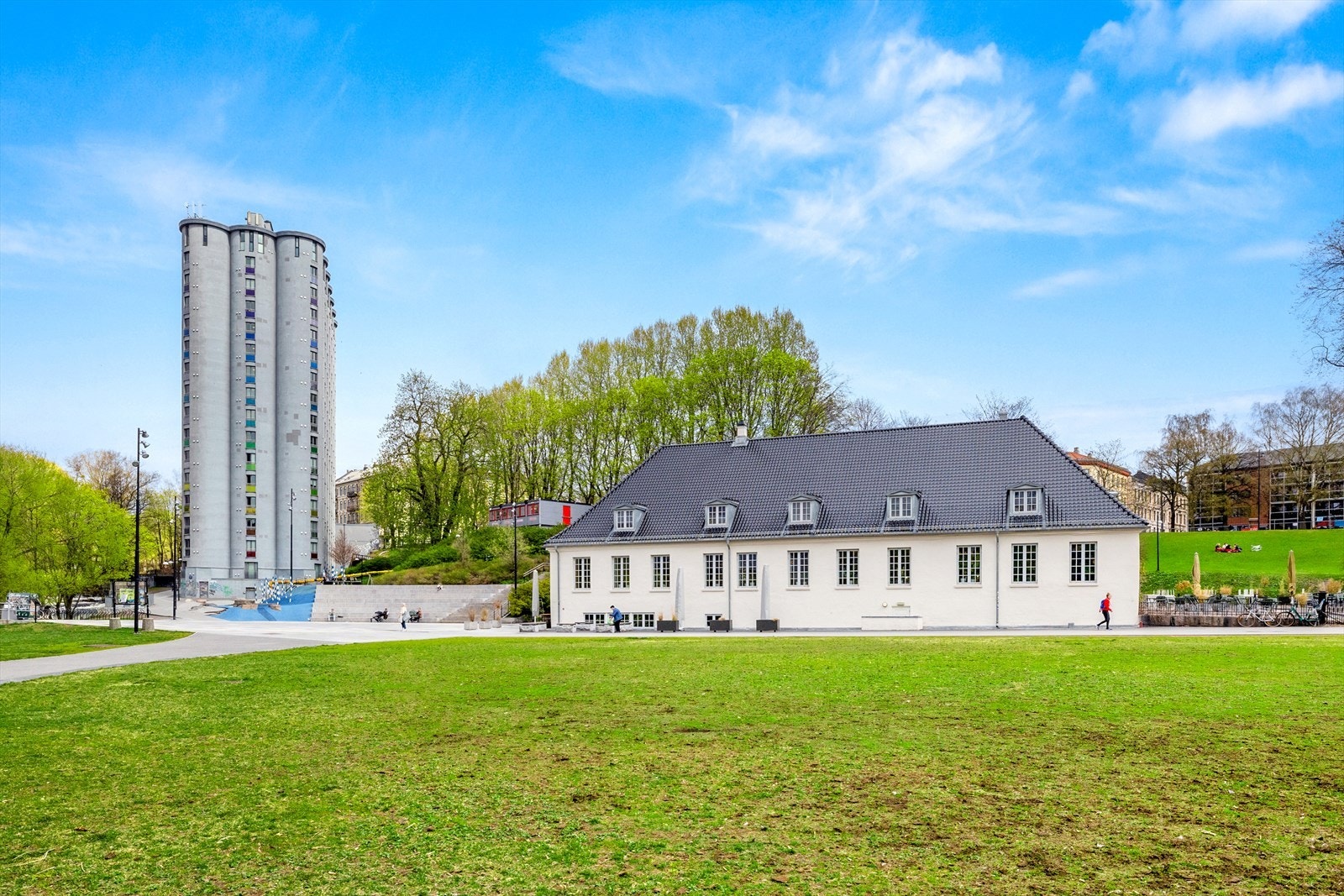 Kort avstand til Nedre Foss Gård, perfekt for turer og opplevelser. Galleribilde