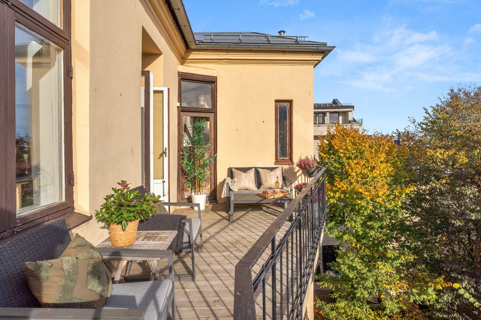 Balkongen vender ut mot et stille og trivelig gårdsrom. Galleribilde